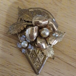 Elegant Gold Floral Brooch